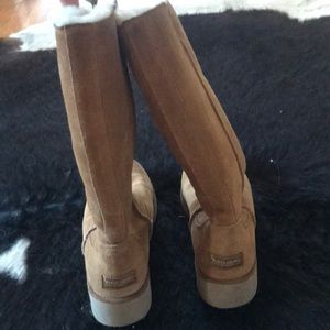 Kookaburra by UGG tall boots, barely worn